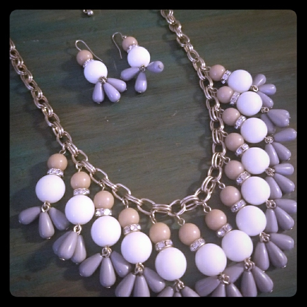 💜Statment necklace and matching earrings